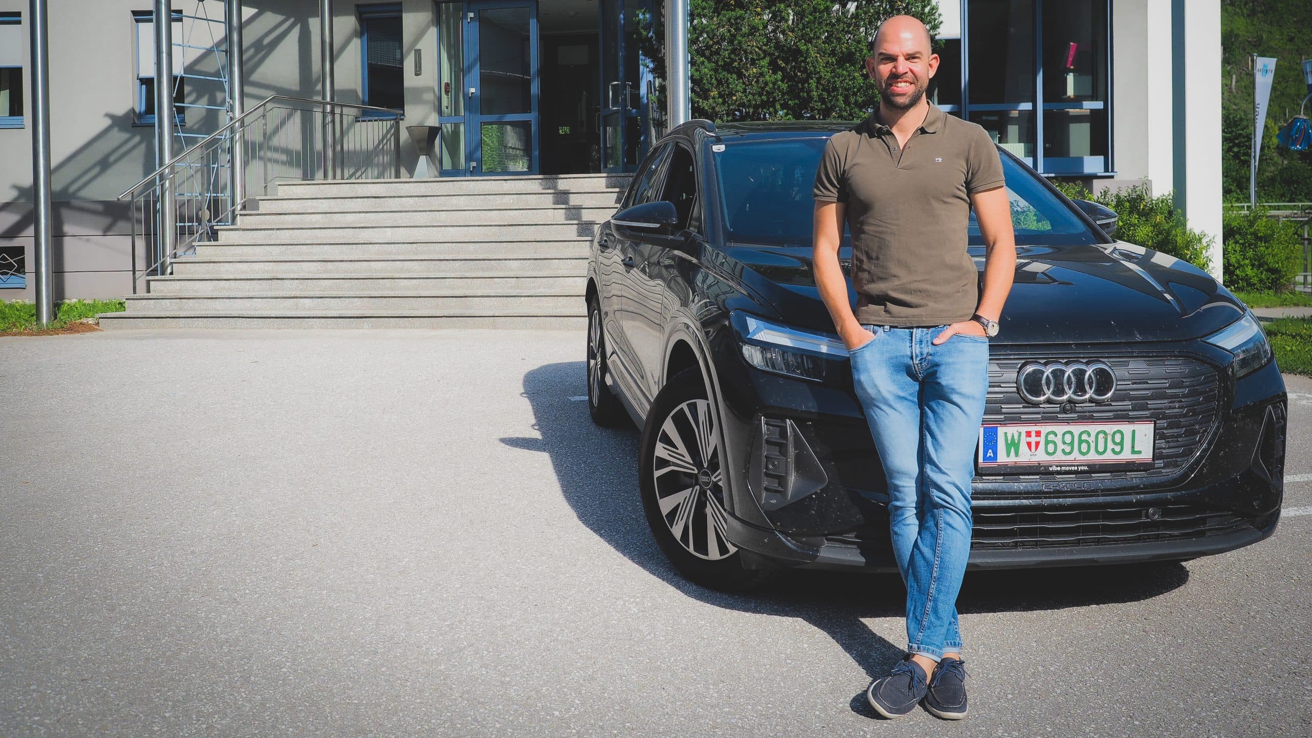 Christoph Hofer mit einem e-Auto von vibe